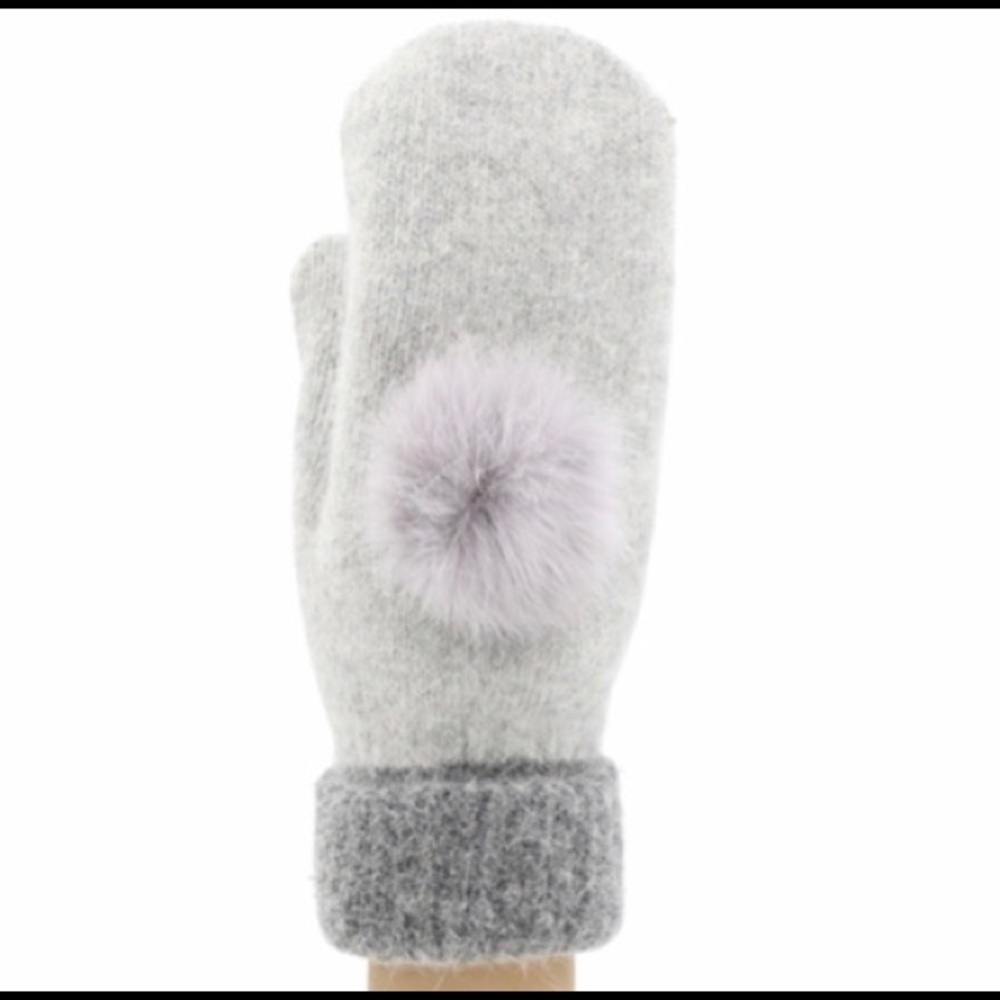 Fur Pom Pom mitten with lining. 100% acrylic